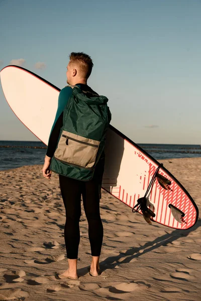 Mladý Štíhlý Muž Surfař Neoprénu Stojí Písku Drží Surfovací Prkno — Stock fotografie