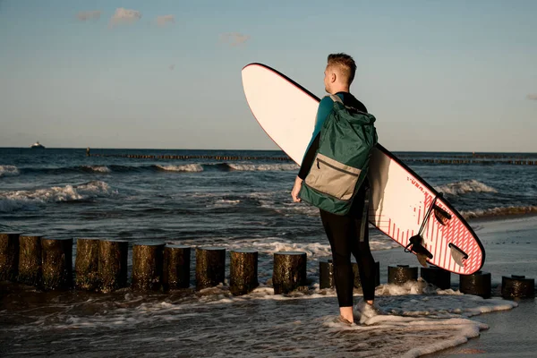 Mladý Štíhlý Mužský Surfař Neoprénu Stojící Písku Držící Surfovací Prkno — Stock fotografie