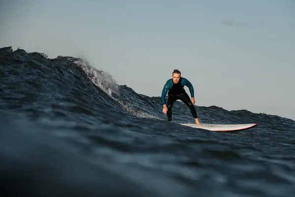 Hezký Mladý Muž Surfař Neoprénu Stojící Surfu Uprostřed Moře Proti — Stock fotografie