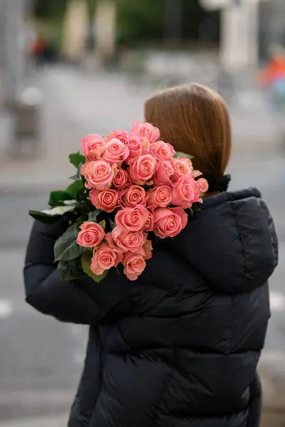 Mawar Merah Muda Bahu Seorang Gadis Dalam Jaket Hitam Dengan — Stok Foto