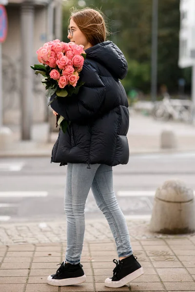อนโยนในแจ คเก รองเท าใบส กางเกงย เทา ดอกก หลาบส ชมพ นอย — ภาพถ่ายสต็อก
