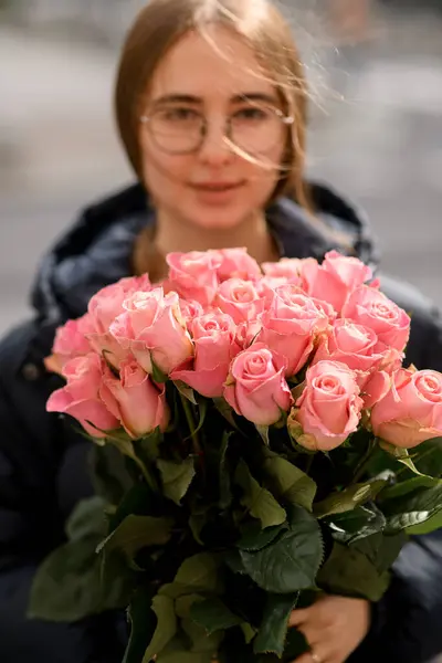 Buket Besar Mawar Merah Muda Yang Indah Gadis Berkacamata Dan — Stok Foto