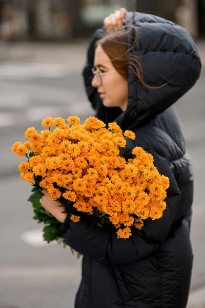 ปภาพถนนในโพรไฟล ของผ งในแจ คเก อดอกไม เหล องขนาดใหญ ในม อของเธอ — ภาพถ่ายสต็อก