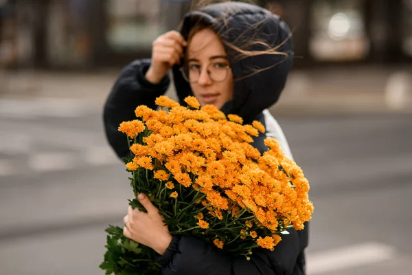 Büyük Güzel Bir Buket Sarı Çiçek Gri Şehir Caddesinde Gözlüklü — Stok fotoğraf