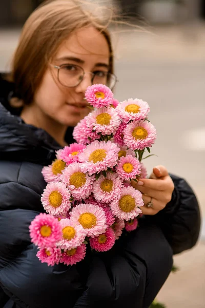Gadis Tak Berdosa Berkacamata Dan Jaket Hitam Dengan Buket Bunga — Stok Foto