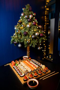 Yeni yılda nefis bir suşi çeşidiyle yüzük, geleneğin ve kutlamanın mükemmel bir birleşimi.