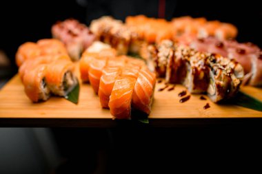 Ton balığı, susam ve teriyaki suşi ruloları canlı, yapraklı yeşilliklerle süslenmiş bir tuvalde ustaca sergilenirken bir tat yolculuğu bekliyor..