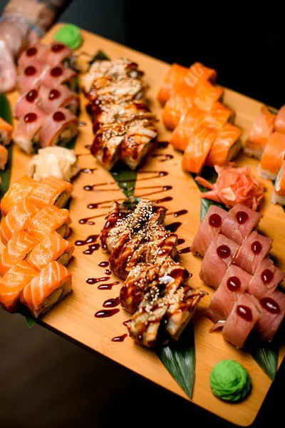 Komposisi Sushi Yang Indah Yang Menampilkan Tuna Wijen Dan Teriyaki — Stok Foto