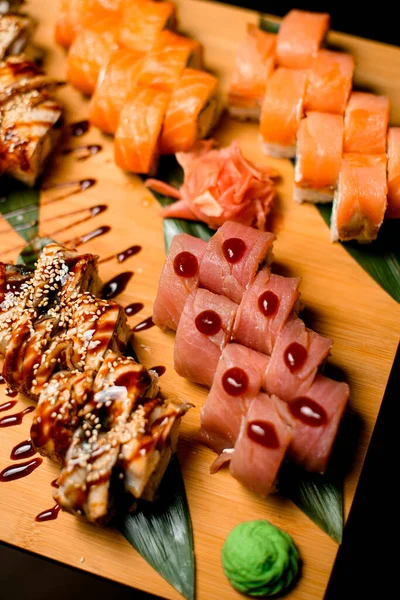 Berbagai Macam Sushi Yang Menyenangkan Termasuk Tuna Wijen Dan Roti — Stok Foto