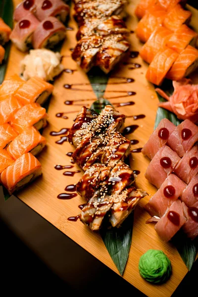 Nádherná Ukázka Sushi Lahůdek Tuňákovými Sezamovými Teriyakiovými Rolkami Prezentovanými Lůžku — Stock fotografie