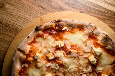 Pizzanın tadını ve aromatik peynir yağmuru gibi sunumunu tecrübe etmek bu leziz yaratılışa mükemmel bir son dokunuş ekler..