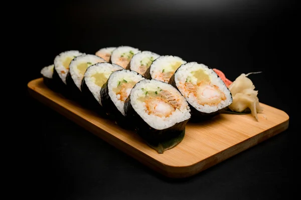 Sushi Dengan Rempah Rempah Panas Papan Kayu Tebal Dengan Latar — Stok Foto