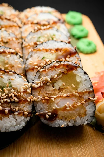 Sushi Diisi Dengan Tuna Asin Nasi Putih Wijen Dan Nori — Stok Foto