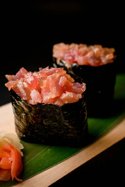 Stor Sushi Med Lax Svart Nori Och Inlagd Ingefära Grönt — Stockfoto