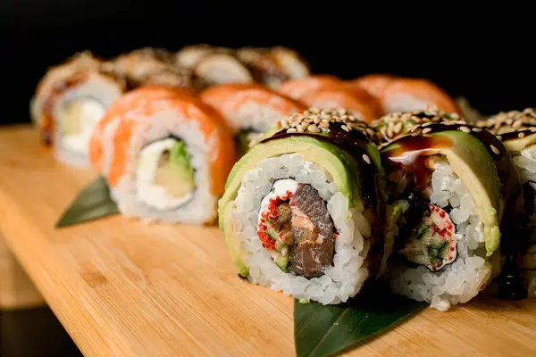 Sushi Berbagai Macam Pada Papan Kayu Bertekstur Tebal Dengan Keju — Stok Foto