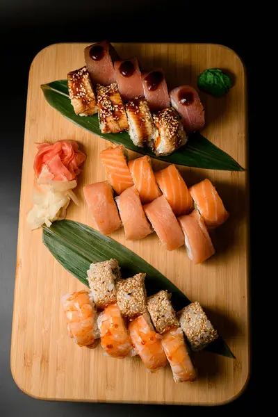 Sady Různých Sushi Zabalené Rýži Lososa Tuňáka Černém Pozadí Texturované — Stock fotografie