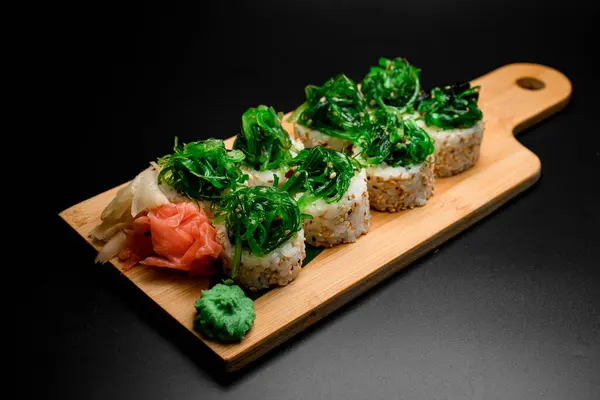 Ganggang Hijau Pada Sushi Yang Dibungkus Dengan Nasi Putih Dengan — Stok Foto