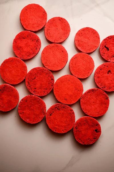 Kosong Bulat Makaroni Merah Terletak Latar Belakang Meja Dapur Putih — Stok Foto