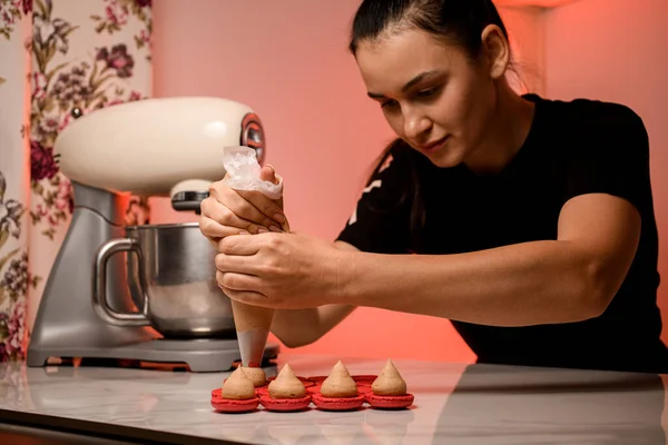 Confeiteiro Feminino Dobrado Sobre Mesa Cozinha Espreme Creme Bege Saco — Fotografia de Stock