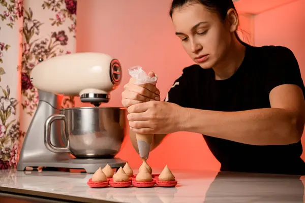 Confeiteiro Dobrado Sobre Mesa Espreme Creme Saco Pastelaria Para Metades — Fotografia de Stock