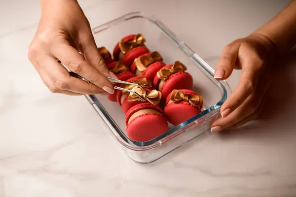 Confiseurs Mains Féminines Décorer Macarons Rouges Dans Récipient Verre Avec — Photo
