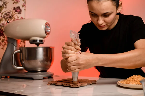 Perempuan Confectioner Membungkuk Atas Meja Dan Meremas Krim Cokelat Dari — Stok Foto