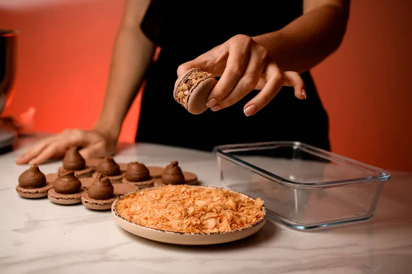 Tangan Perempuan Dari Permen Memegang Makaron Coklat Dihiasi Dengan Cornflakes — Stok Foto