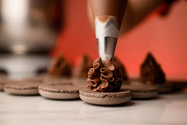 Coklat Krim Dari Kantong Kue Meremas Bagian Bundar Dari Makaroni — Stok Foto