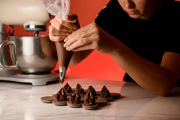 Perempuan Permen Membungkuk Atas Meja Dan Meremas Krim Cokelat Dari — Stok Foto