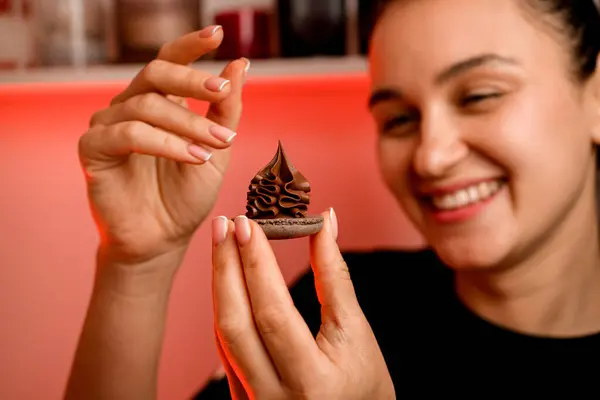 Smiling Confectioner Perempuan Adalah Melihat Setengah Dari Macaroon Mana Slide — Stok Foto