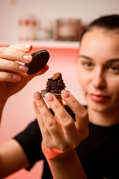 Perempuan Confectioner Memegang Dua Buah Makaron Diolesi Dengan Krim Depan — Stok Foto