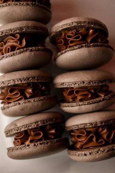 Makaroni Coklat Siap Dengan Krim Coklat Terletak Latar Belakang Meja — Stok Foto