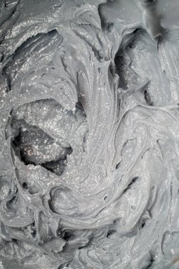 Açık mavi kremin yakın plan fotoğrafı. Işıkta düz olmayan bir yüzey ile karıştırıldıktan sonra.