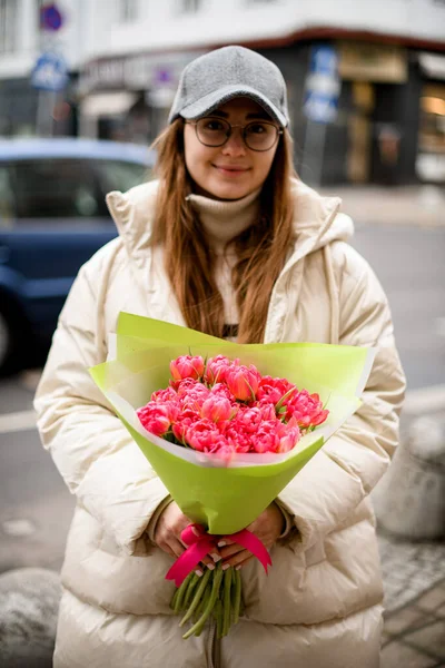 Wanita Muda Tersenyum Manis Memegang Karangan Bunga Tulip Merah Muda — Stok Foto
