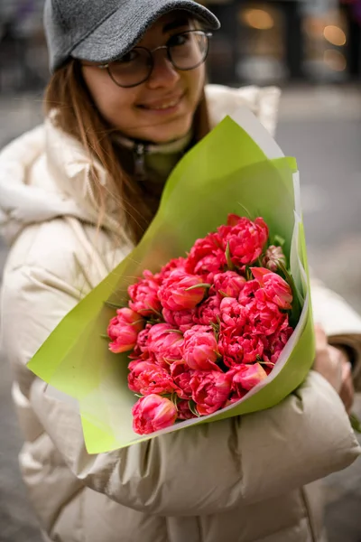 Cute Tersenyum Wanita Muda Memegang Buket Tulip Merah Muda Tangannya — Stok Foto