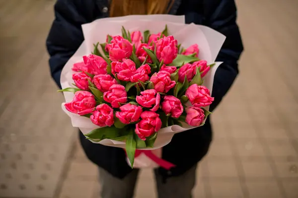 ใบหน อนอย ของเด กสาวในแจ คเก นอย บนถนนในเม องท อดอกไม ชมพ — ภาพถ่ายสต็อก