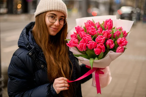 Bouquet Tulip Merah Muda Tangan Seorang Gadis Cantik Dalam Jaket — Stok Foto