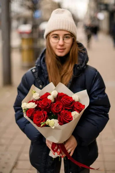 Mawar Merah Dan Putih Tangan Seorang Gadis Berkacamata Gadis Dengan — Stok Foto