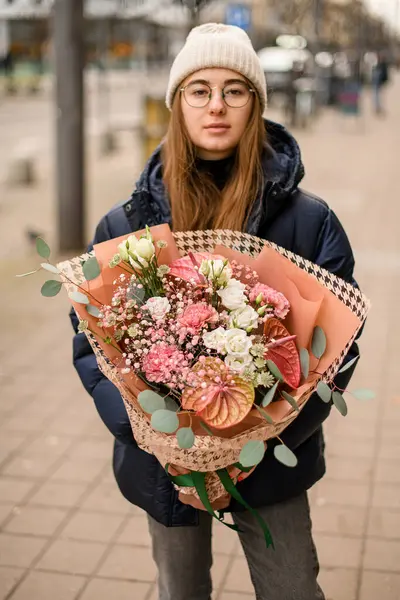 Mawar Merah Muda Dan Putih Tangan Seorang Gadis Berkacamata Bouquet — Stok Foto