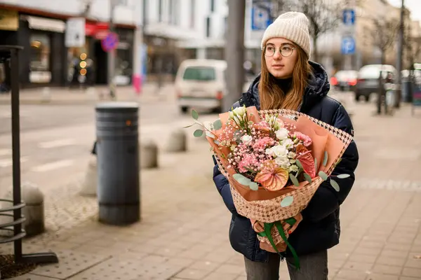 Gadis Dengan Karangan Bunga Jalan Bouquet Bunga Tangan Seorang Gadis — Stok Foto