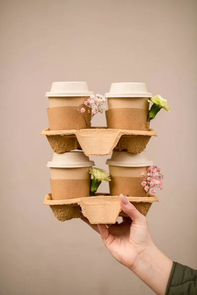 Empat Gelas Cappuccino Tangan Dinding Warna Krem Terang Karangan Bunga — Stok Foto