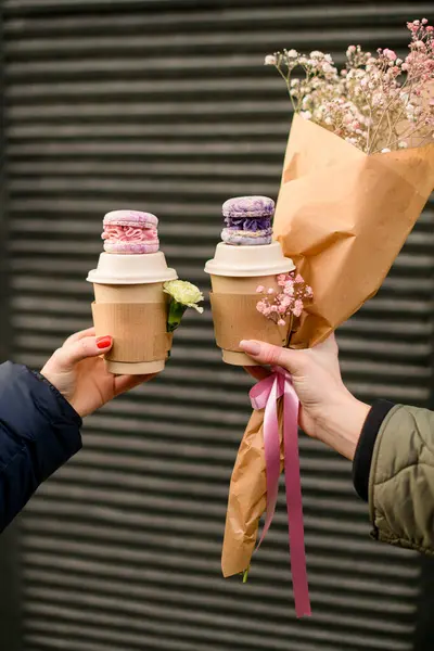 Кофе Два Розовых Лиловых Миндального Печенья Руках Девочек Букет Красивых — стоковое фото