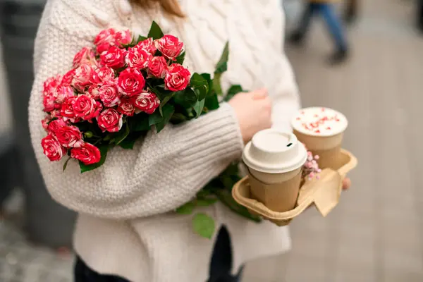 งในเส อสเวตเตอร บนถนนท อดอกไม สวยงามขนาดใหญ ของดอกก หลาบส ชมพ และกาแฟสองแก — ภาพถ่ายสต็อก