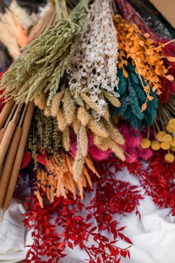 Voluminous boyalı fevkalade bir buket şık, geniş, çok tonlu, güzel çiçekler. Japon çiçek sanatı Ikebana ve çiçekçilik sanatı