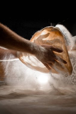 Elleri beyaz un içinde pizza hamuru yapıyor. Mutfakta pizza hazırlamadan önce.