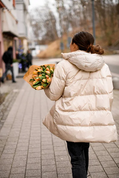 Berdiri Dengan Punggungnya Gadis Dengan Rambut Coklat Gelap Dalam Jaket — Stok Foto