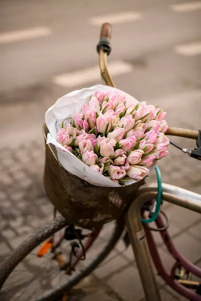 ภาพถนนของดอกไม และจ กรยานท ดอกท ชมพ มบนจ กรยานบนถนนในเม การประกอบของดอกท สวยงามในสไตล โปรวองซ — ภาพถ่ายสต็อก