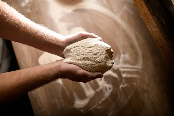 Pizzaiolo Memegang Tepung Putih Untuk Meja Adonan Pizza Sebelum Menyiapkan — Stok Foto