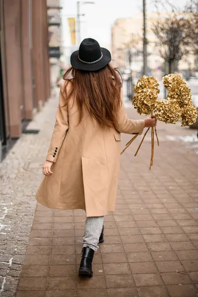 Gadis Dalam Jaket Krem Dan Topi Hitam Dengan Rambut Hitam — Stok Foto