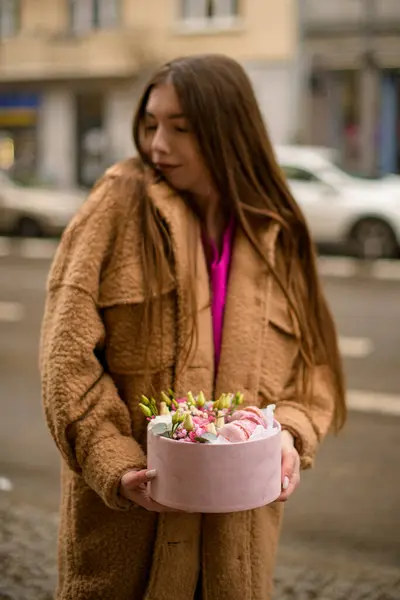 Senyum Wanita Cantik Dalam Mantel Coklat Memegang Kotak Hadiah Dengan — Stok Foto